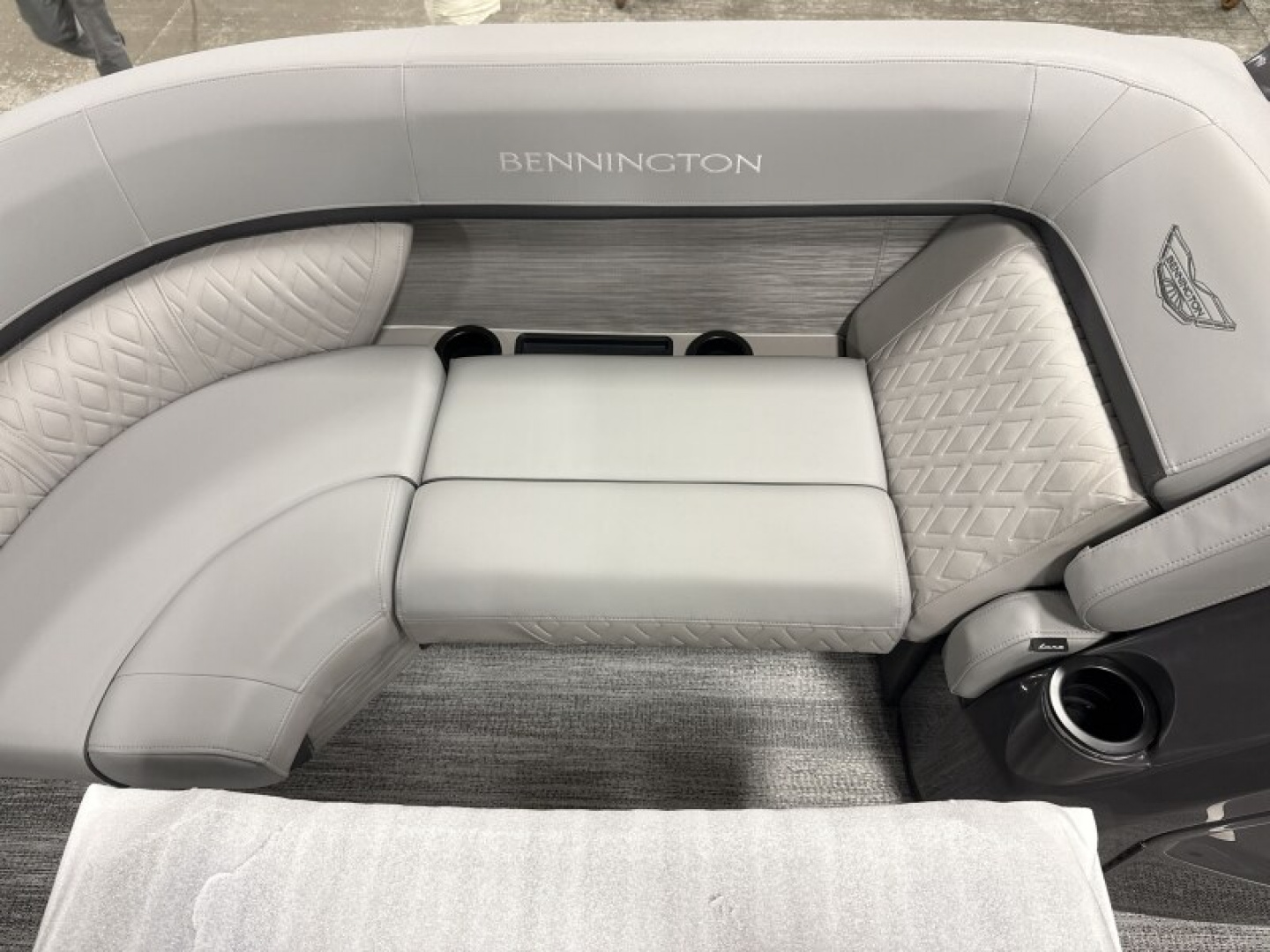 New 2026 Bennington 22' M Series Swingback Tri-toon Boat