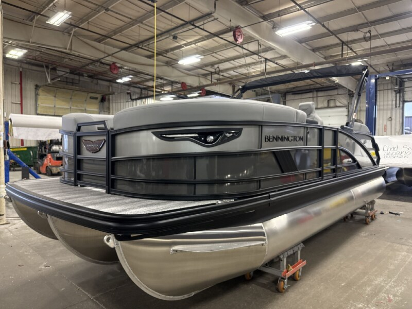 New 2026 Bennington 22' M Series Swingback Tri-toon Boat