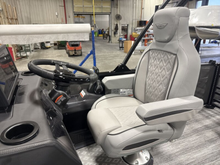 New 2026 Bennington 22' M Series Swingback Tri-toon Boat