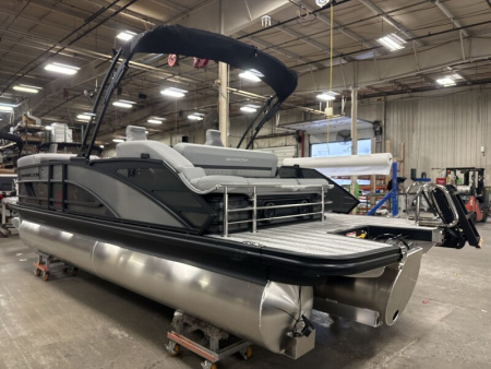 New 2026 Bennington 22' M Series Swingback Tri-toon Boat