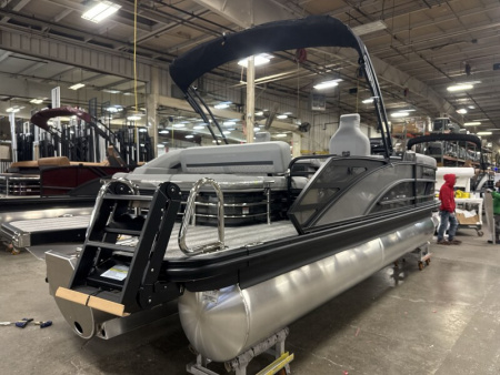 New 2026 Bennington 22' M Series Swingback Tri-toon Boat