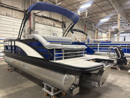 New 2026 Bennington M Series 22' Swingback Tri-toon Boat