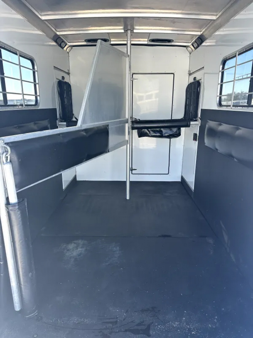 Used 2004 Sundowner 2 Horse Gooseneck