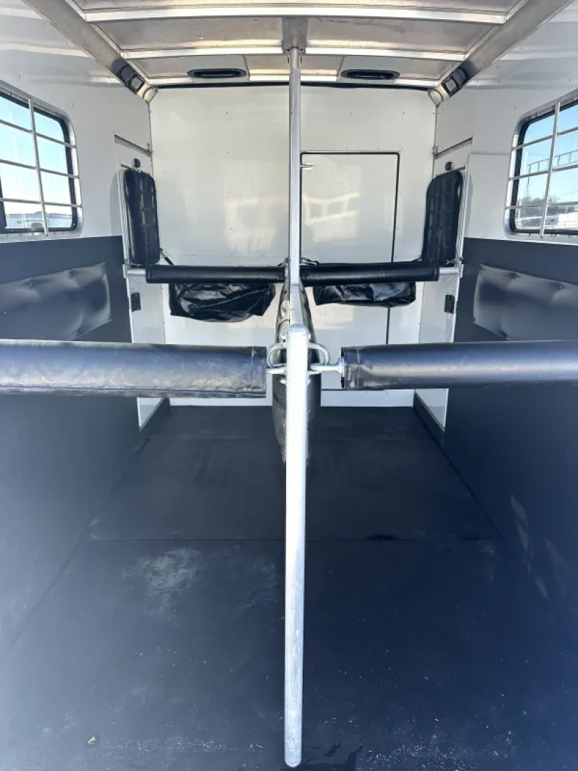 Used 2004 Sundowner 2 Horse Gooseneck