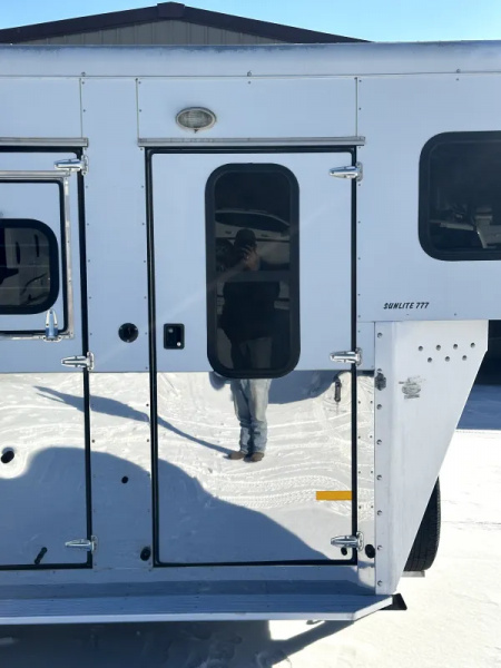 Used 2004 Sundowner 2 Horse Gooseneck