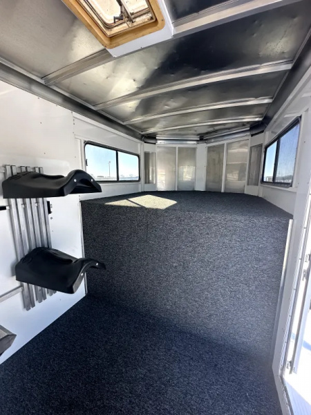 Used 2004 Sundowner 2 Horse Gooseneck