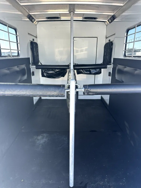 Used 2004 Sundowner 2 Horse Gooseneck