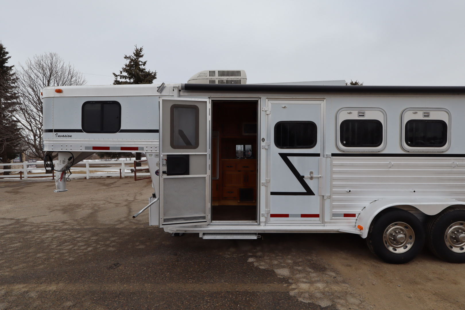 Used 2000 Cherokee 3 Place Weekender GN Horse Trailer