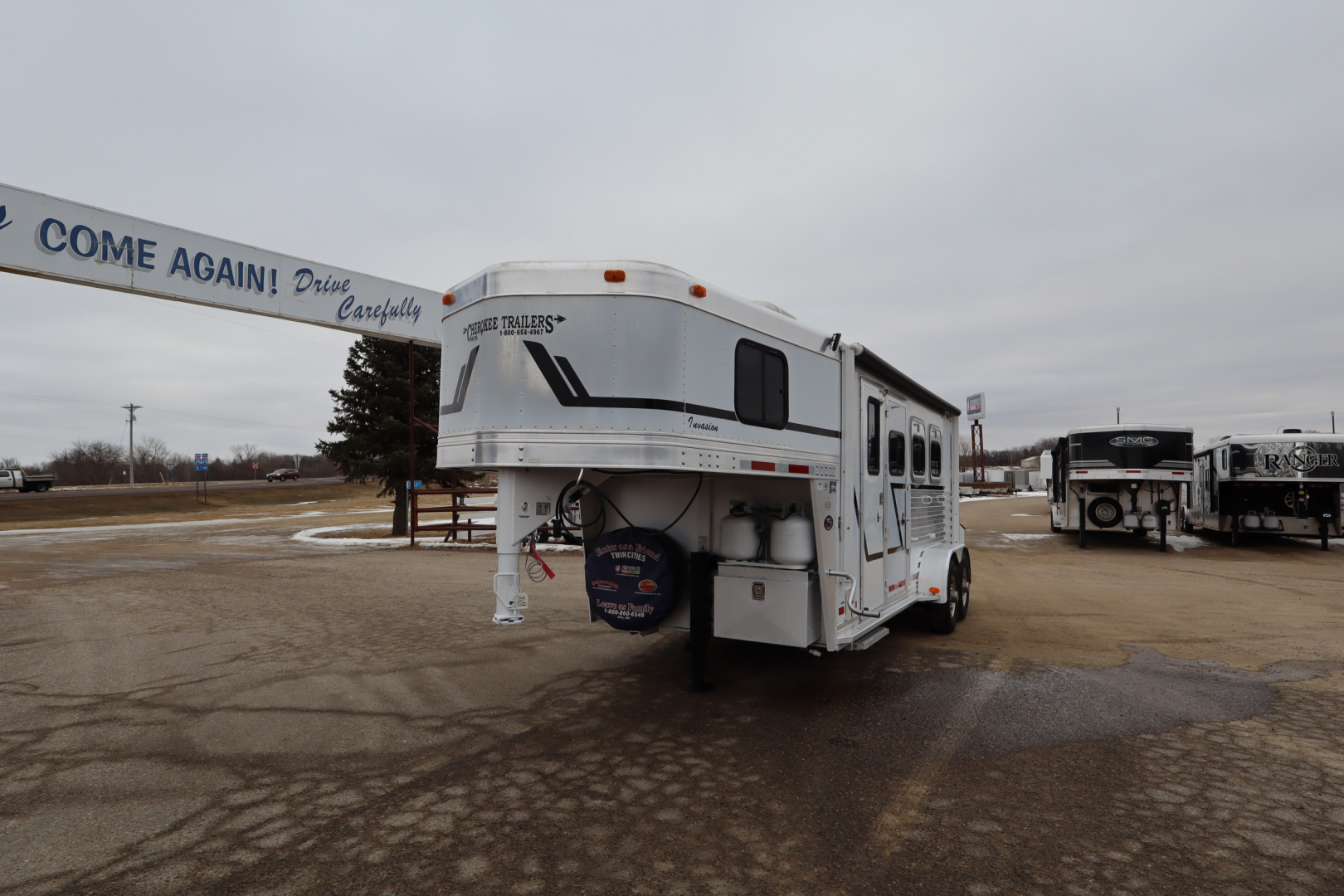 Used 2000 Cherokee 3 Place Weekender GN Horse Trailer
