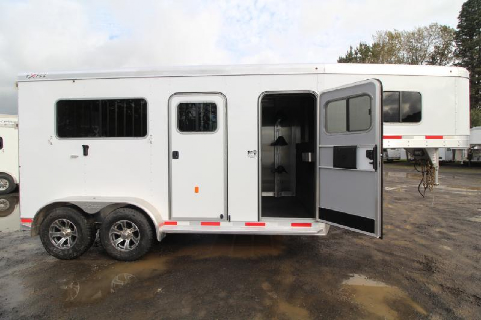 New 2024 Exiss 7200 ST $1400 BELOW COST! 2 Horse Straightload Trailer-7'8" Tall-Warmblood-Escape Doors on Both Sides