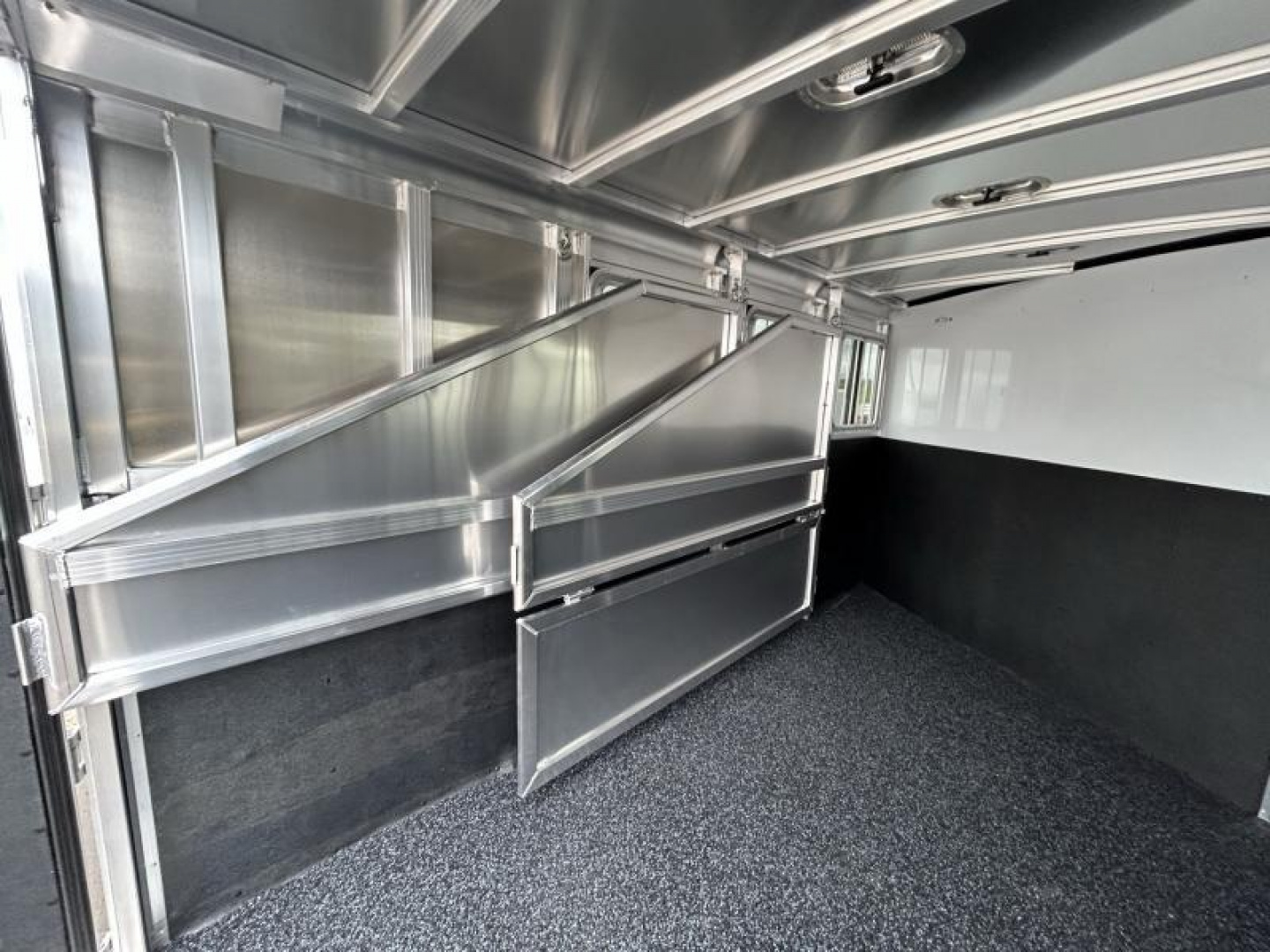 New Price Reduced $3,400 !! 2024 Exiss Express SS 3 Horse Trailer-Easy Care Flooring- Stud Divider-LED Lights