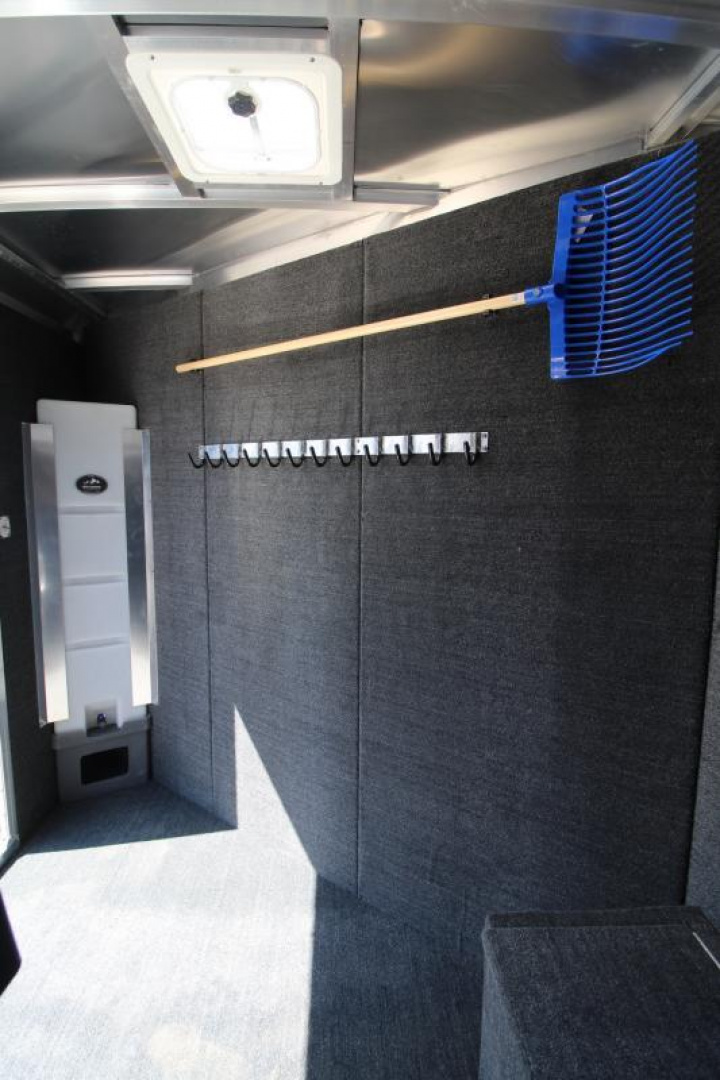 New PRICE REDUCED $3500! 2025 Featherlite 9400 3 Horse Trailer-Premier Tack- 7'6" Tall- Lined & Insulated Tack Room Ceiling-Stud Divider-Escape Door-Battery Package