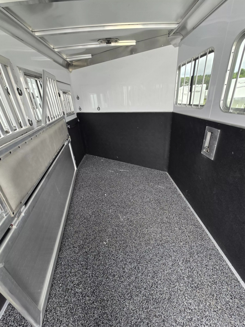 New PRICE REDUCED $3500! 2025 Featherlite 9400 3 Horse Trailer-Premier Tack- 7'6" Tall- Lined & Insulated Tack Room Ceiling-Stud Divider-Escape Door-Battery Package
