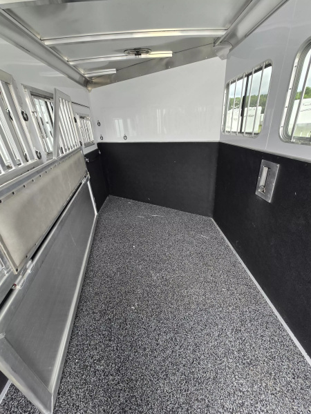 New PRICE REDUCED $3500! 2025 Featherlite 9400 3 Horse Trailer-Premier Tack- 7'6" Tall- Lined & Insulated Tack Room Ceiling-Stud Divider-Escape Door-Battery Package
