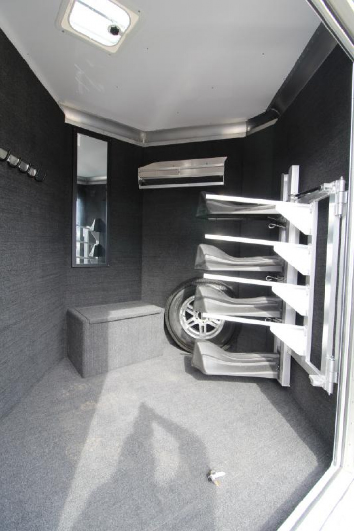 New PRICE REDUCED $4300! 2025 Featherlite 9400 4 Horse Trailer-Premier Tack-7'6" Tall-Easy Care Flooring-Lined & Insulated Dressing/Tack Room Ceiling-Stud Divider-Escape Door