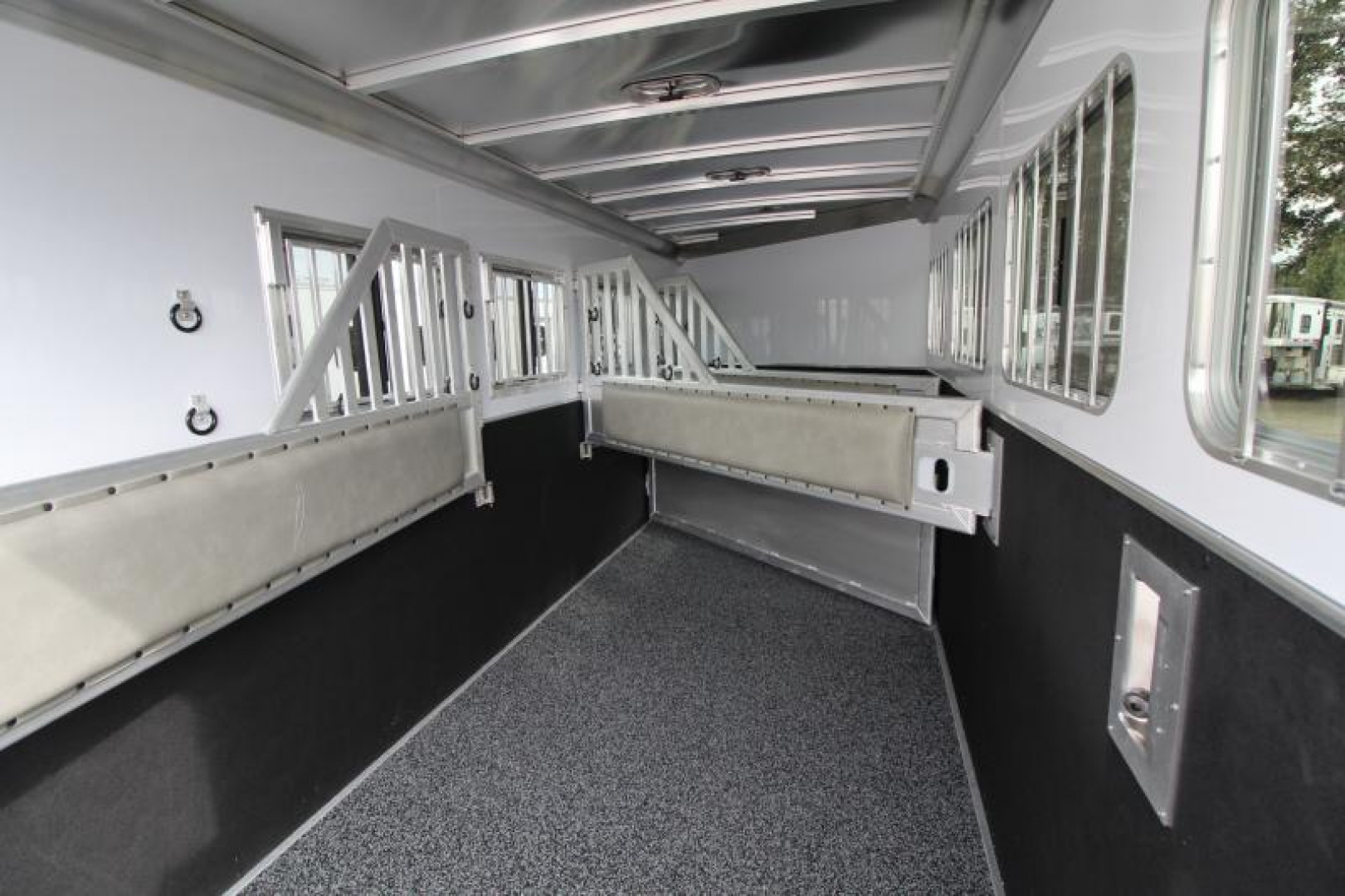 New PRICE REDUCED $4300! 2025 Featherlite 9400 4 Horse Trailer-Premier Tack-7'6" Tall-Easy Care Flooring-Lined & Insulated Dressing/Tack Room Ceiling-Stud Divider-Escape Door