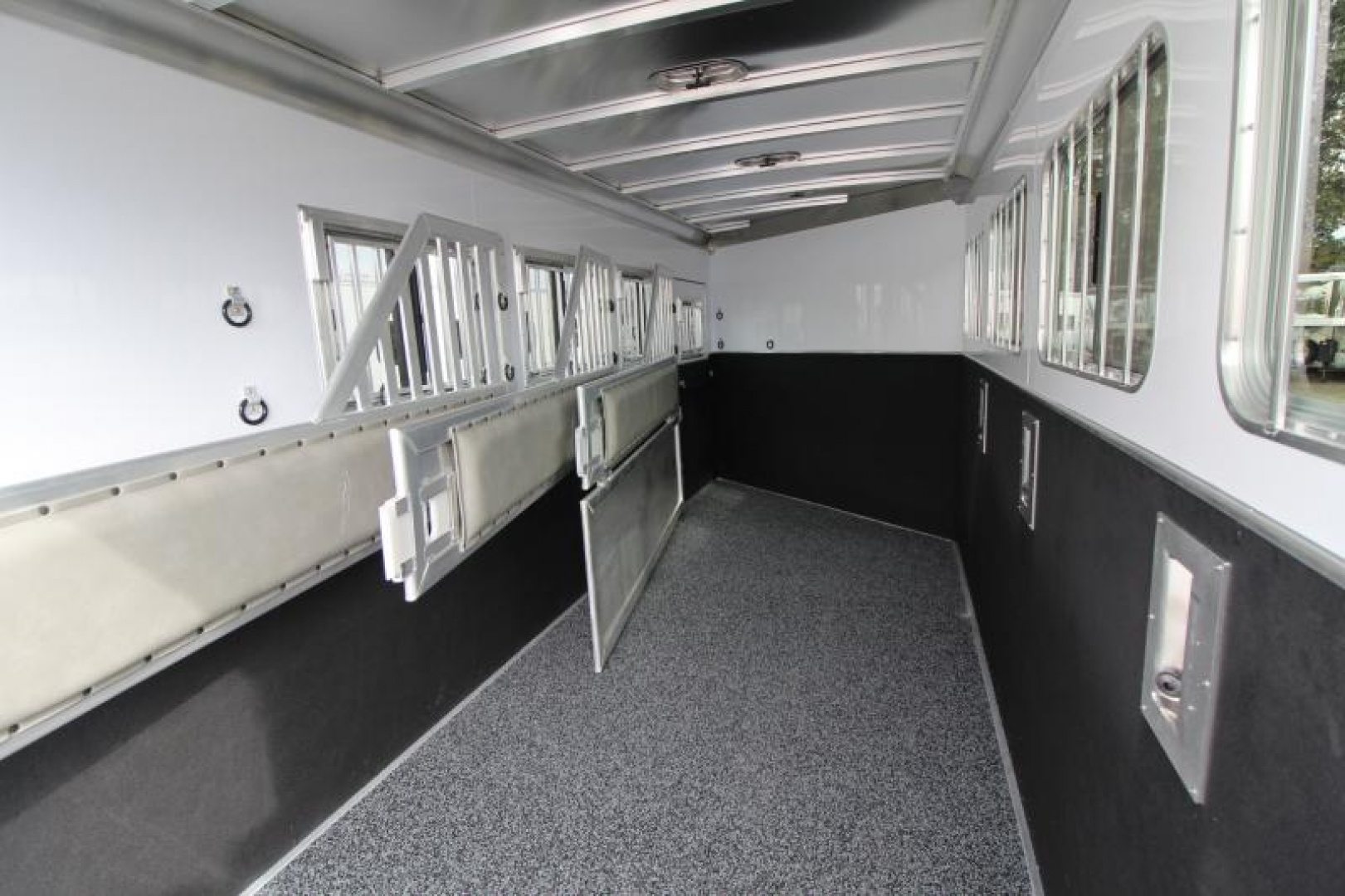 New PRICE REDUCED $4300! 2025 Featherlite 9400 4 Horse Trailer-Premier Tack-7'6" Tall-Easy Care Flooring-Lined & Insulated Dressing/Tack Room Ceiling-Stud Divider-Escape Door