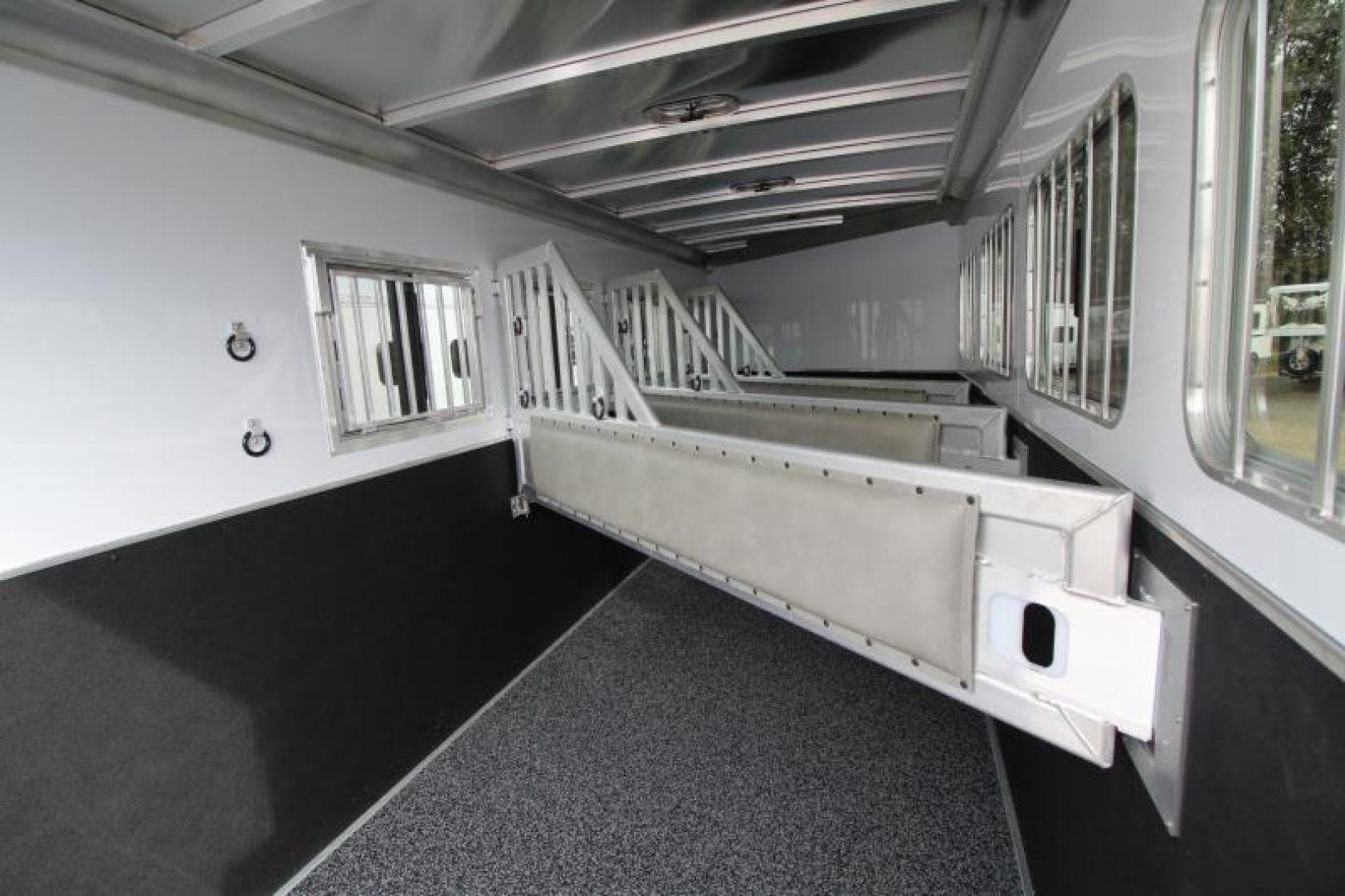 New PRICE REDUCED $4300! 2025 Featherlite 9400 4 Horse Trailer-Premier Tack-7'6" Tall-Easy Care Flooring-Lined & Insulated Dressing/Tack Room Ceiling-Stud Divider-Escape Door