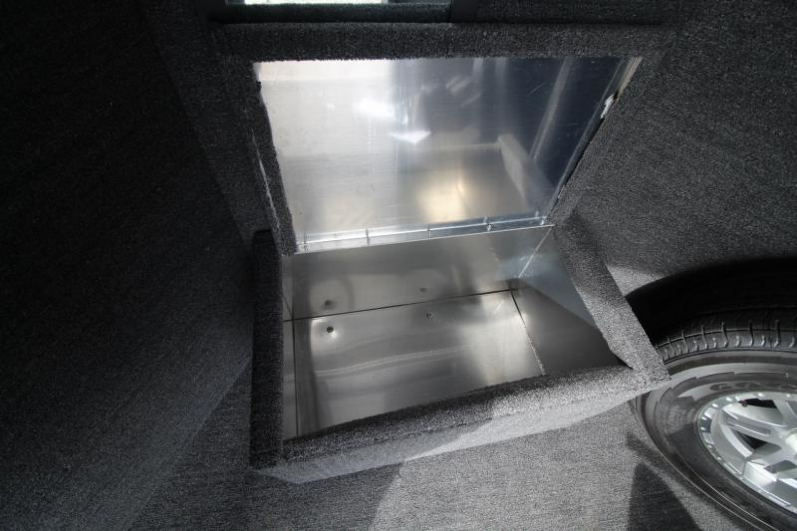 New PRICE REDUCED $4300! 2025 Featherlite 9400 4 Horse Trailer-Premier Tack-7'6" Tall-Easy Care Flooring-Lined & Insulated Dressing/Tack Room Ceiling-Stud Divider-Escape Door