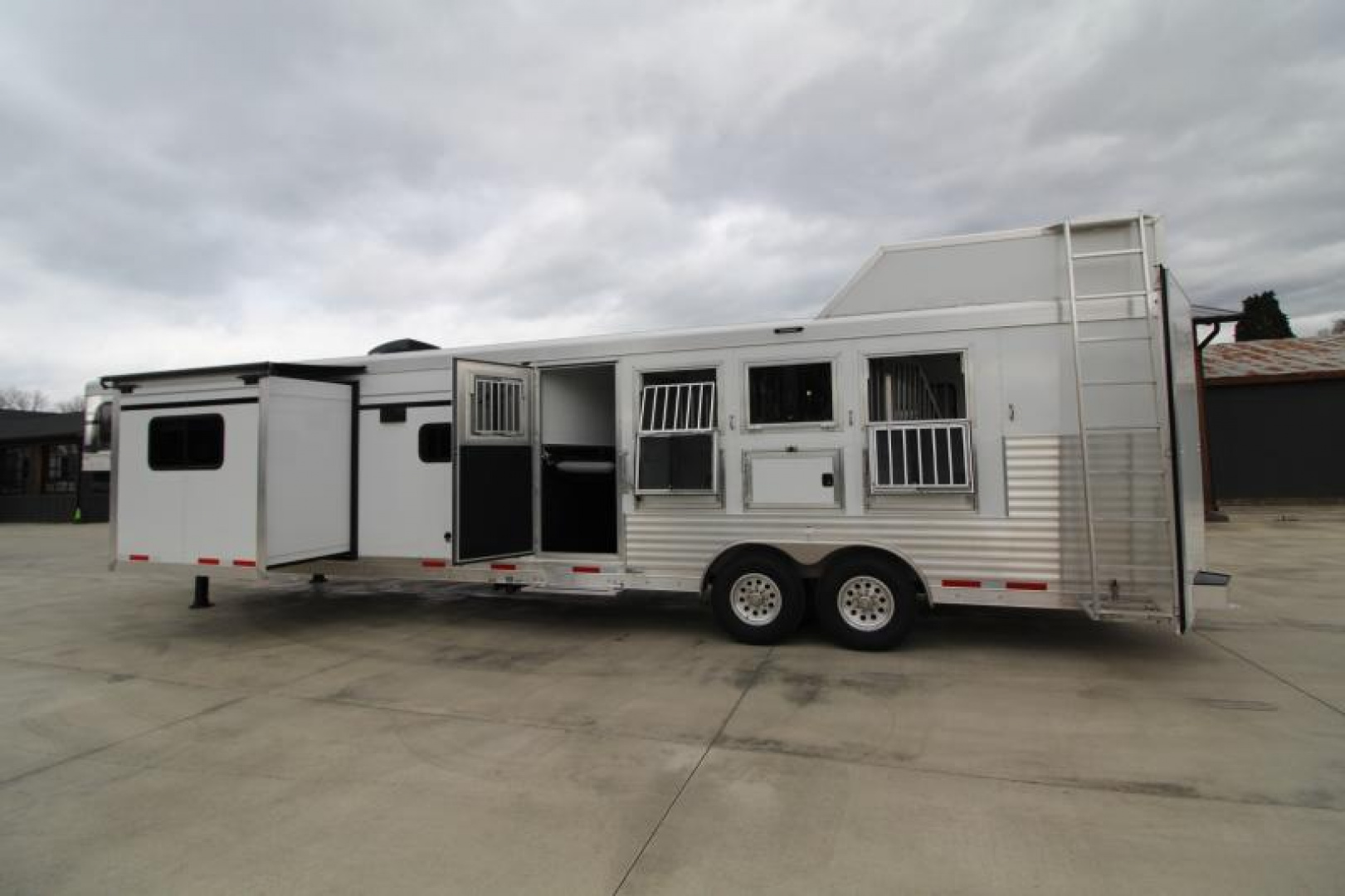 New REDUCED $8800! 2025 SMC Patriot 8415SRK 4 Horse W/Slide-Gorgeous real wood interior- Sofa & Dinette-Lots of Features!