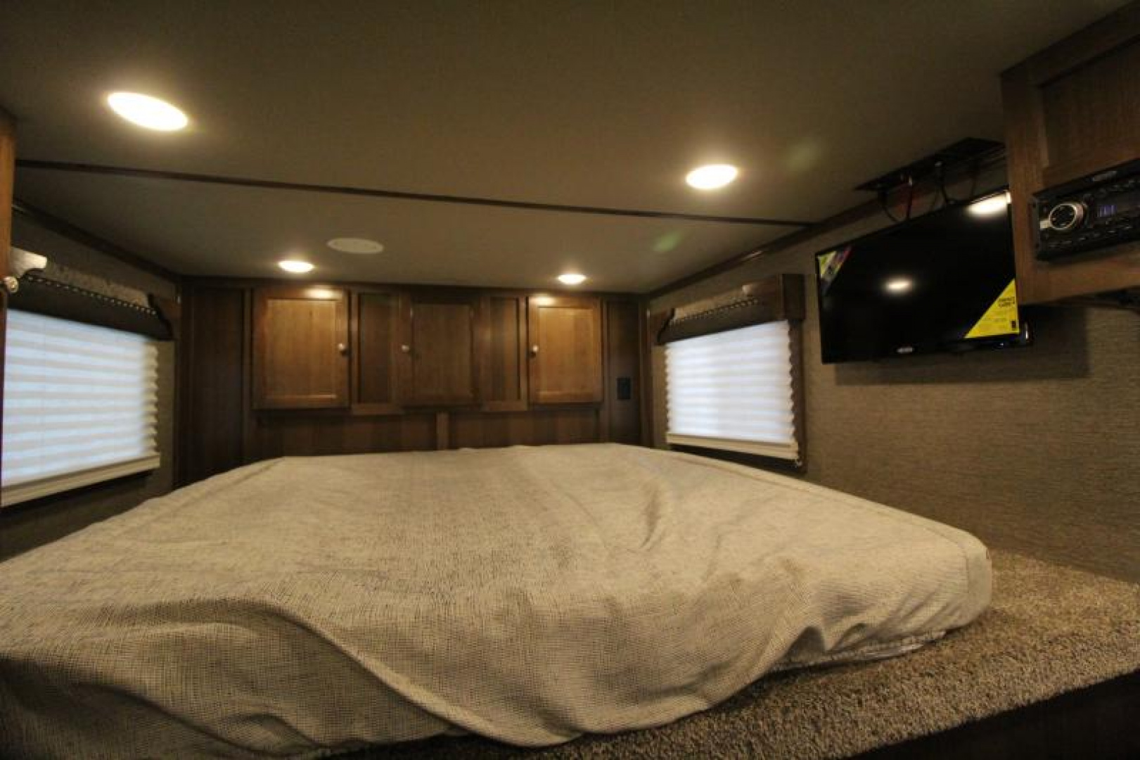 New REDUCED $8800! 2025 SMC Patriot 8415SRK 4 Horse W/Slide-Gorgeous real wood interior- Sofa & Dinette-Lots of Features!