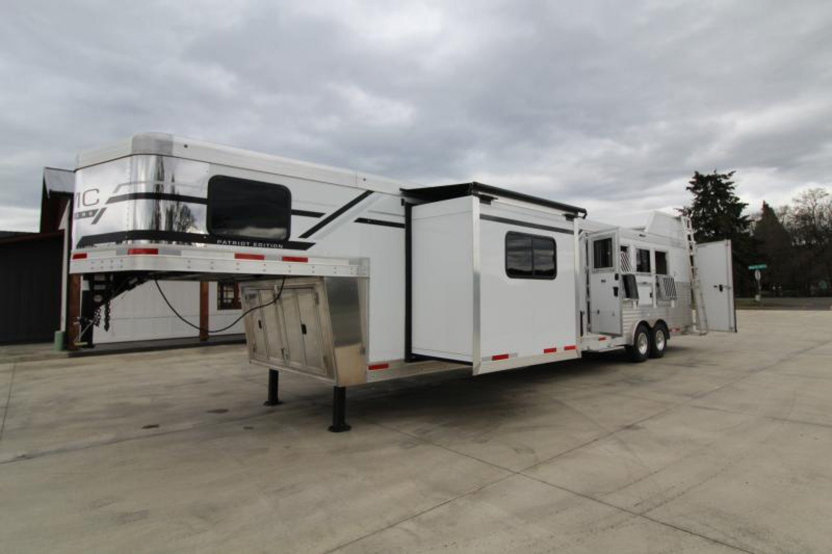 New REDUCED $8800! 2025 SMC Patriot 8415SRK 4 Horse W/Slide-Gorgeous real wood interior- Sofa & Dinette-Lots of Features!