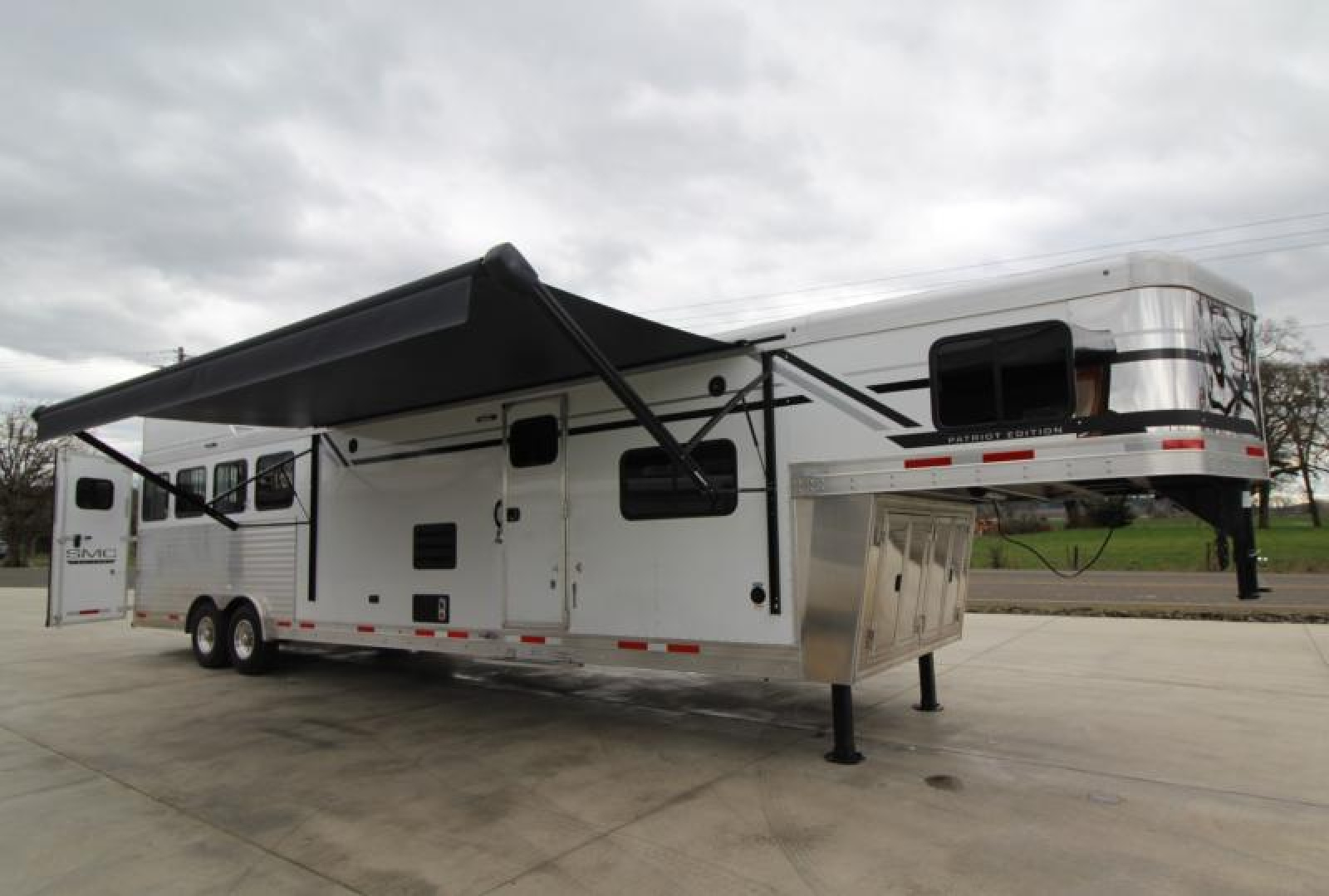 New REDUCED $8800! 2025 SMC Patriot 8415SRK 4 Horse W/Slide-Gorgeous real wood interior- Sofa & Dinette-Lots of Features!