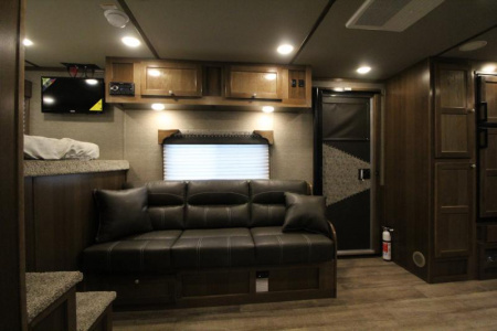 New REDUCED $8800! 2025 SMC Patriot 8415SRK 4 Horse W/Slide-Gorgeous real wood interior- Sofa & Dinette-Lots of Features!