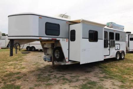 Used PRICE REDUCED$2,400-2006 Classic LQ - Slide out - On Board Generator - Rumber Floor - 3 Horse Trailer
