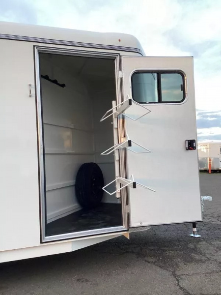 New 2026 Thuro-Bilt Shilo 3 Horse Trailer- one foot extra length- extra divider catch- rear flood light-single rear door