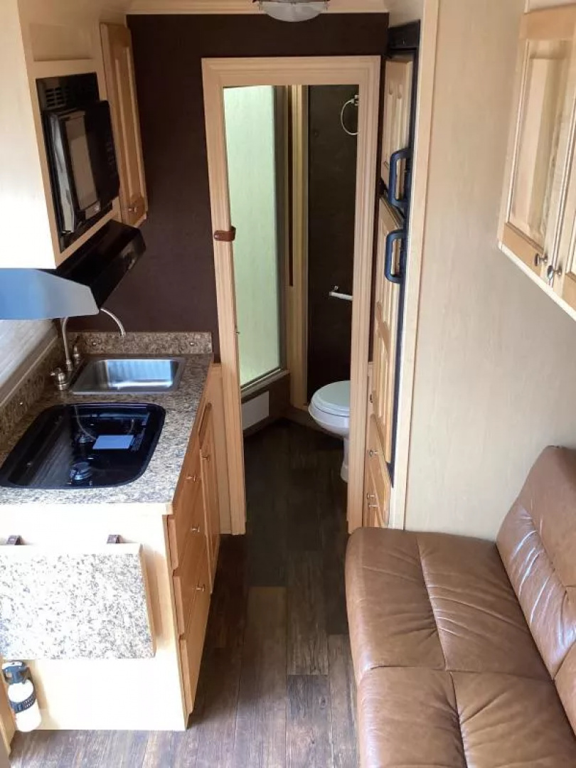 Used PRICE REDUCED! 2016 Featherlite 4 Horse LQ Trailer 7409 -9ft Short Wall -Escape Door -Ramp -Electric Jack -New Tires