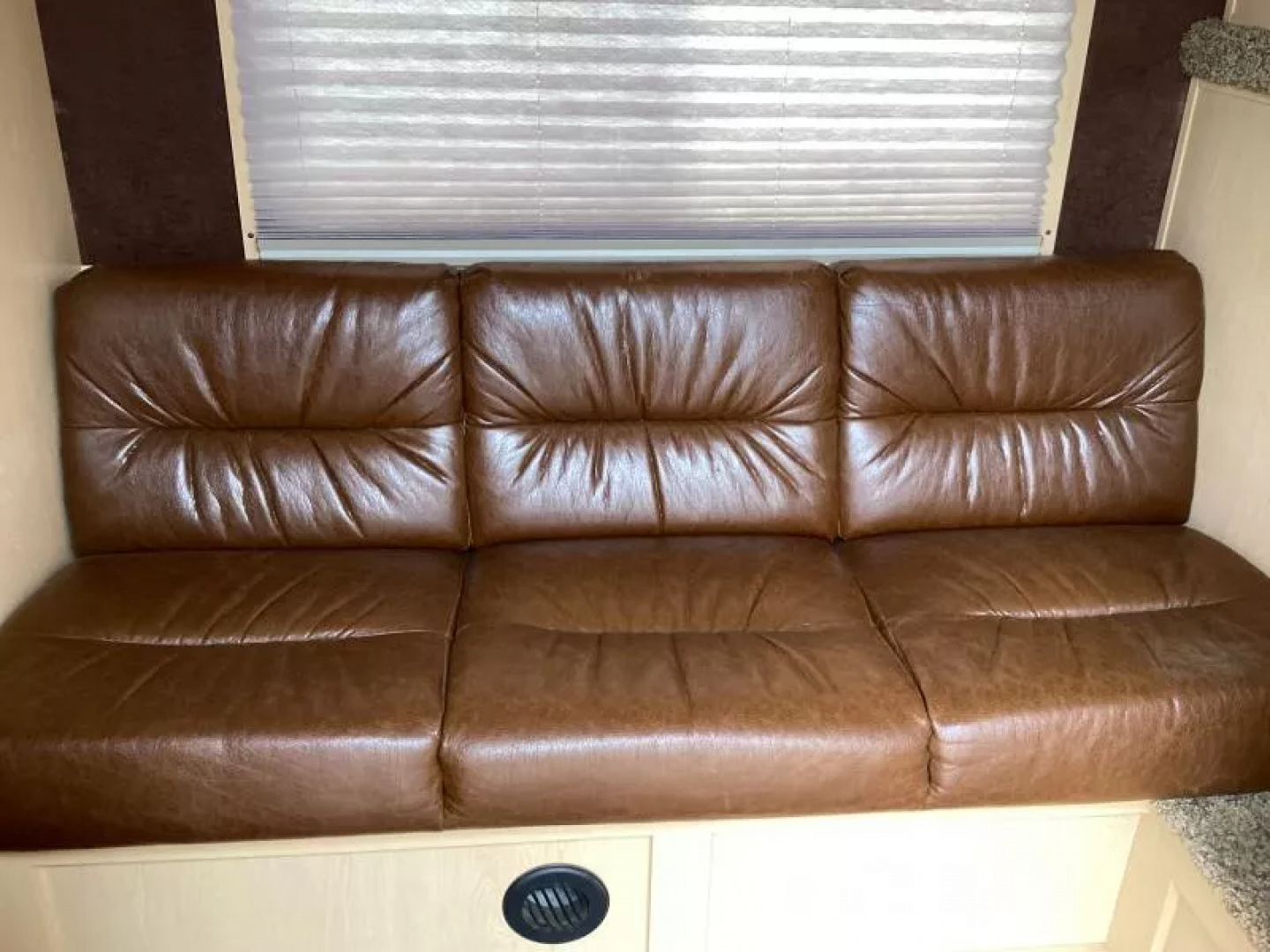 Used PRICE REDUCED! 2016 Featherlite 4 Horse LQ Trailer 7409 -9ft Short Wall -Escape Door -Ramp -Electric Jack -New Tires