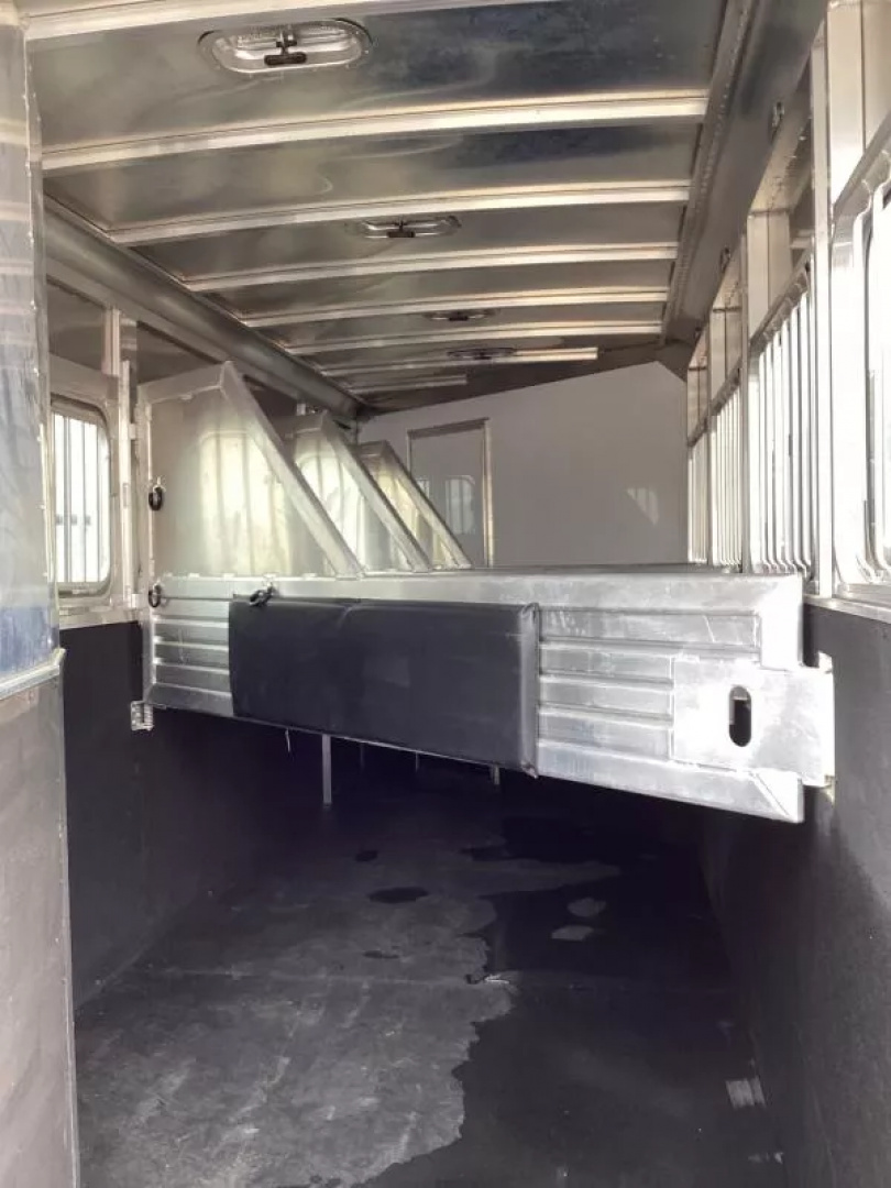 Used PRICE REDUCED! 2016 Featherlite 4 Horse LQ Trailer 7409 -9ft Short Wall -Escape Door -Ramp -Electric Jack -New Tires