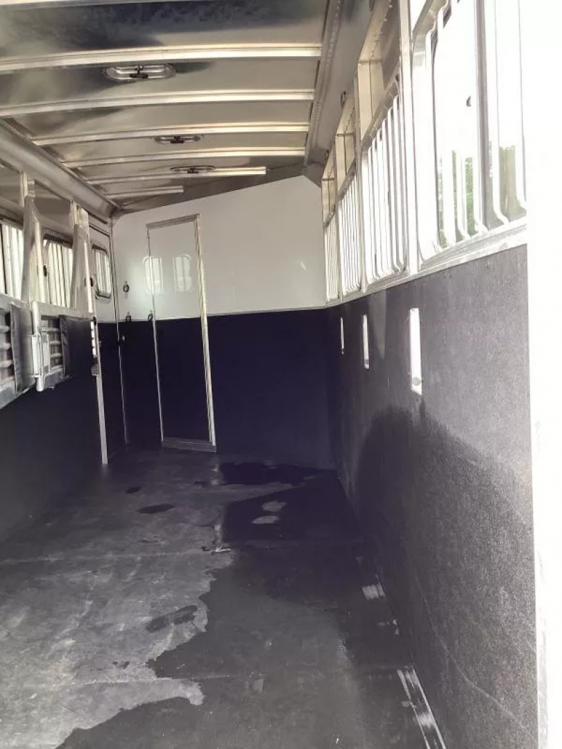 Used PRICE REDUCED! 2016 Featherlite 4 Horse LQ Trailer 7409 -9ft Short Wall -Escape Door -Ramp -Electric Jack -New Tires