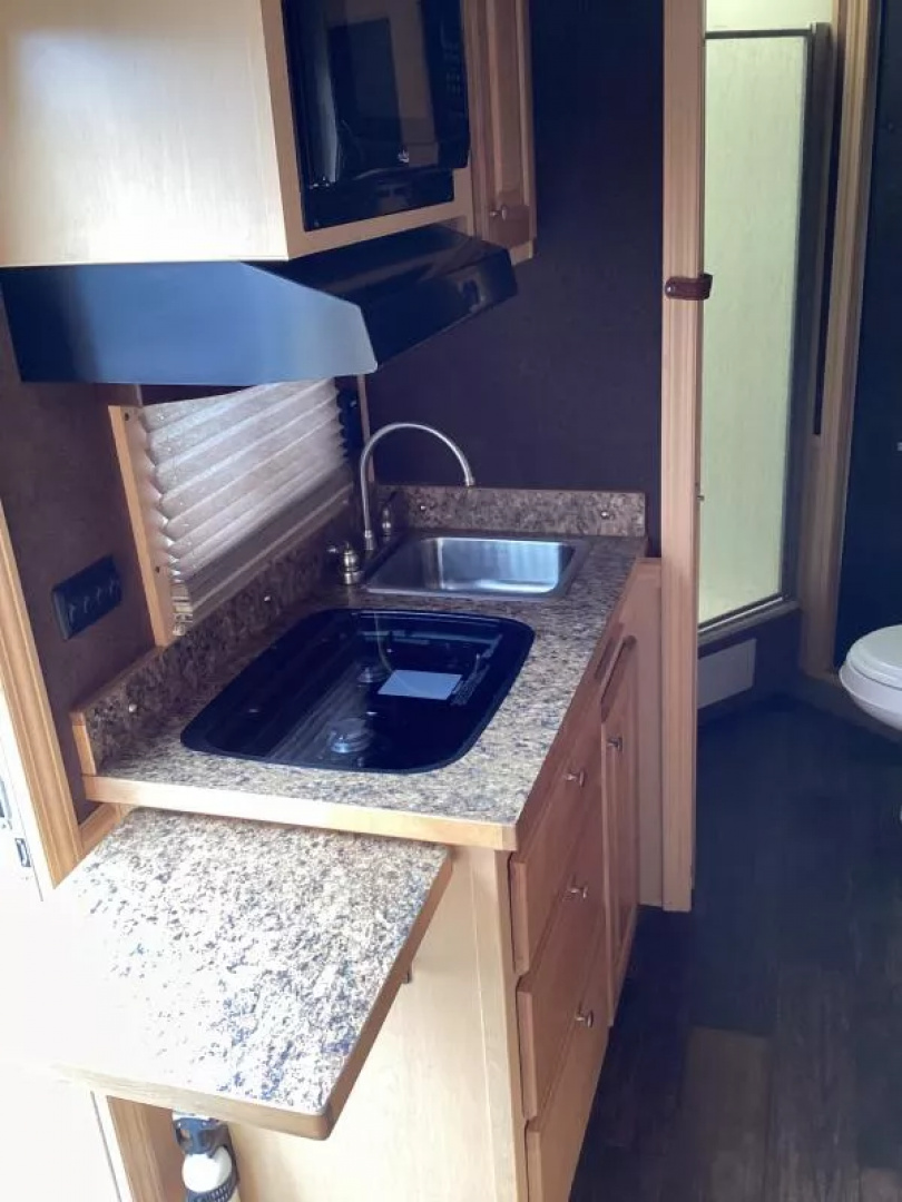 Used PRICE REDUCED! 2016 Featherlite 4 Horse LQ Trailer 7409 -9ft Short Wall -Escape Door -Ramp -Electric Jack -New Tires