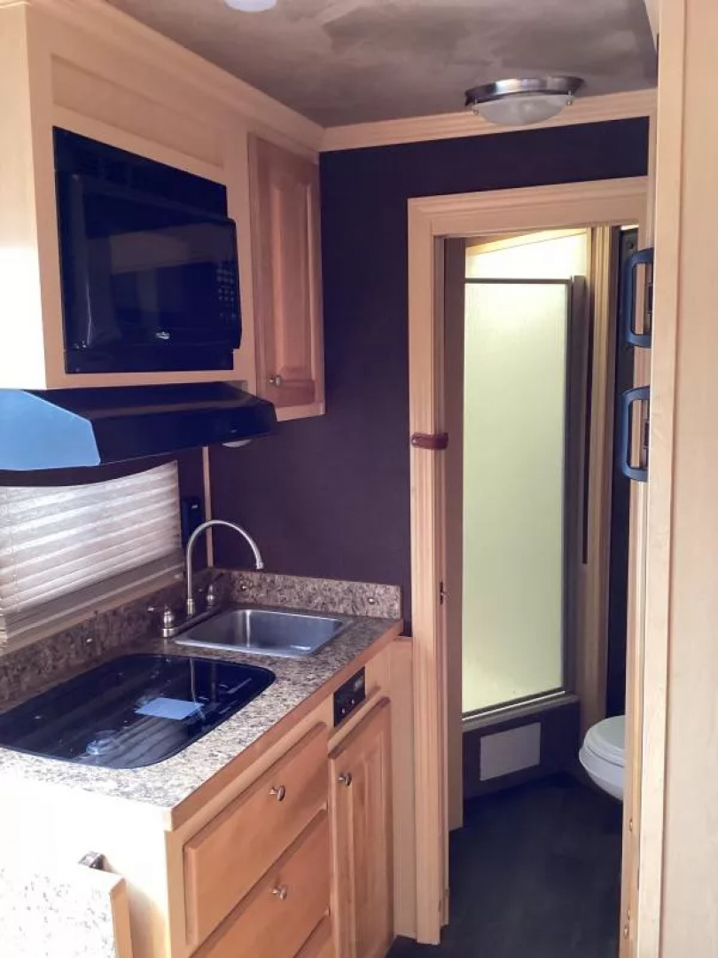 Used PRICE REDUCED! 2016 Featherlite 4 Horse LQ Trailer 7409 -9ft Short Wall -Escape Door -Ramp -Electric Jack -New Tires