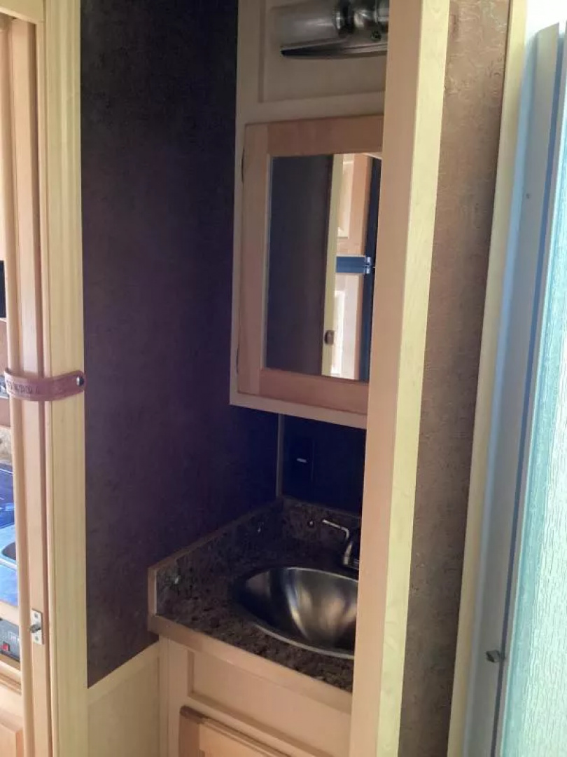 Used PRICE REDUCED! 2016 Featherlite 4 Horse LQ Trailer 7409 -9ft Short Wall -Escape Door -Ramp -Electric Jack -New Tires