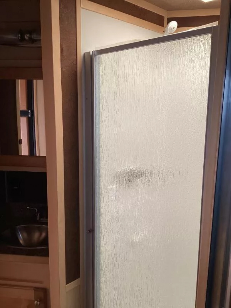 Used PRICE REDUCED! 2016 Featherlite 4 Horse LQ Trailer 7409 -9ft Short Wall -Escape Door -Ramp -Electric Jack -New Tires