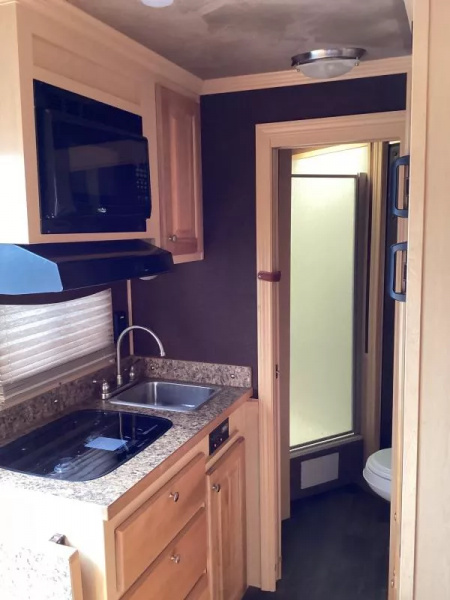 Used PRICE REDUCED! 2016 Featherlite 4 Horse LQ Trailer 7409 -9ft Short Wall -Escape Door -Ramp -Electric Jack -New Tires