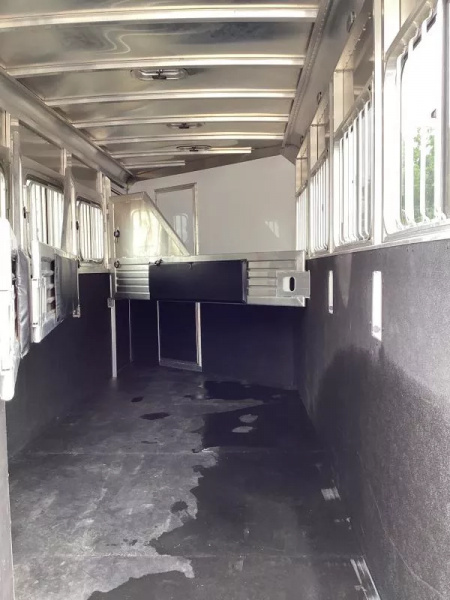 Used PRICE REDUCED! 2016 Featherlite 4 Horse LQ Trailer 7409 -9ft Short Wall -Escape Door -Ramp -Electric Jack -New Tires