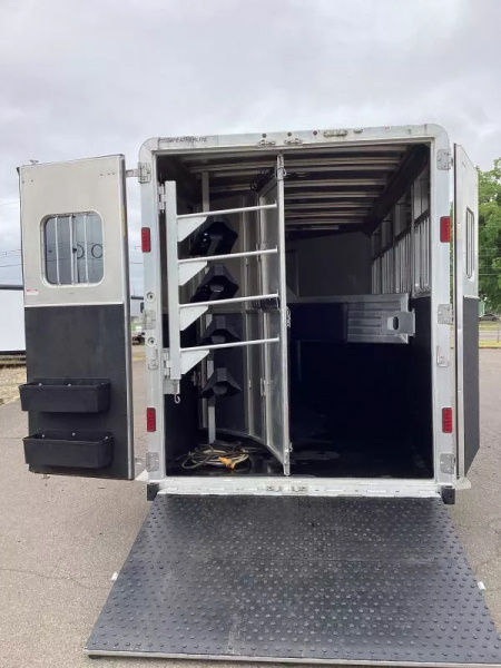 Used PRICE REDUCED! 2016 Featherlite 4 Horse LQ Trailer 7409 -9ft Short Wall -Escape Door -Ramp -Electric Jack -New Tires