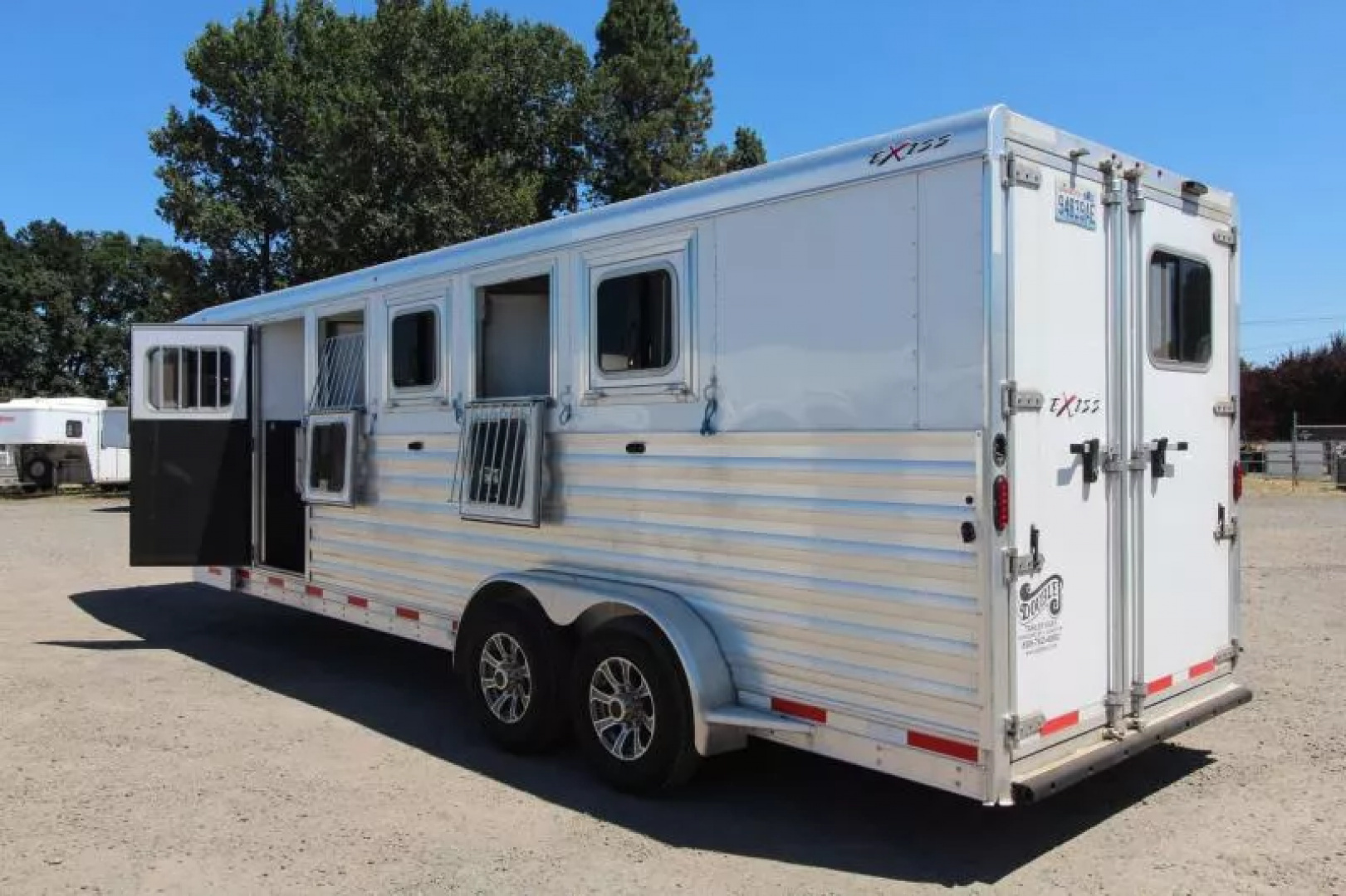 Used Price Reduced! 2021 Exiss 7500 - 5 Horse Aluminum Trailer - Rear Tack - Stud Divider - Easy Care hoof grip flooring - Large Dressing room