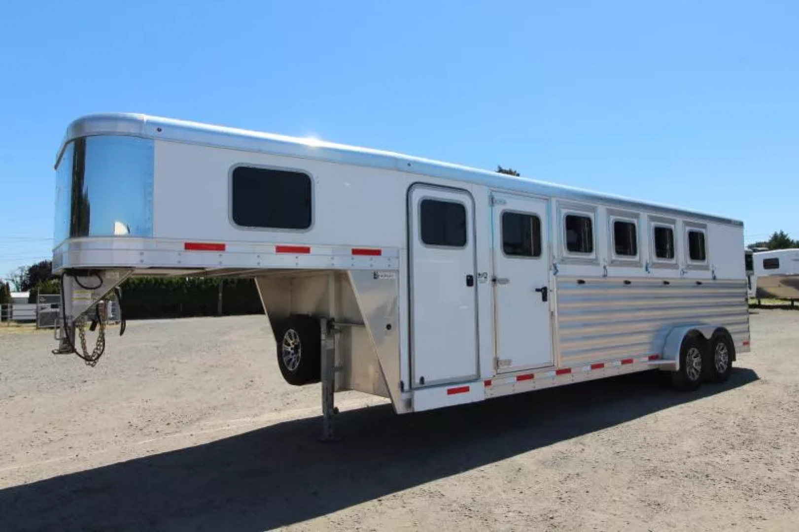 Used Price Reduced! 2021 Exiss 7500 - 5 Horse Aluminum Trailer - Rear Tack - Stud Divider - Easy Care hoof grip flooring - Large Dressing room