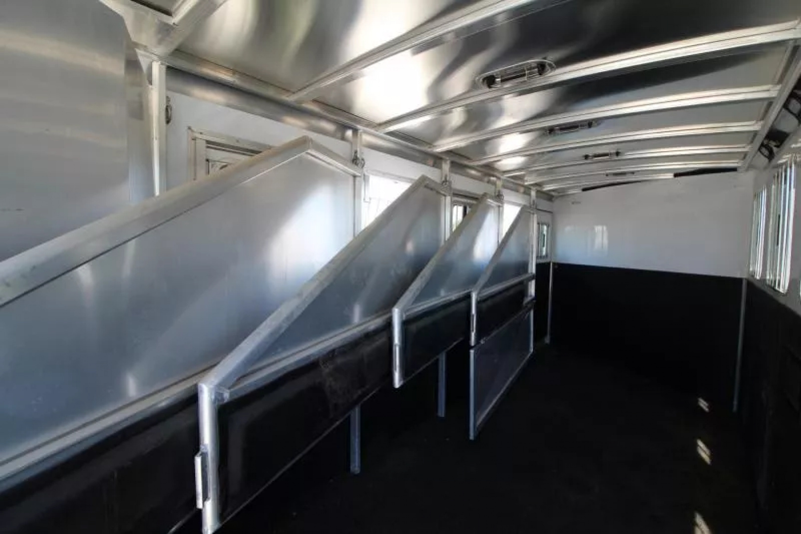 Used Price Reduced! 2021 Exiss 7500 - 5 Horse Aluminum Trailer - Rear Tack - Stud Divider - Easy Care hoof grip flooring - Large Dressing room