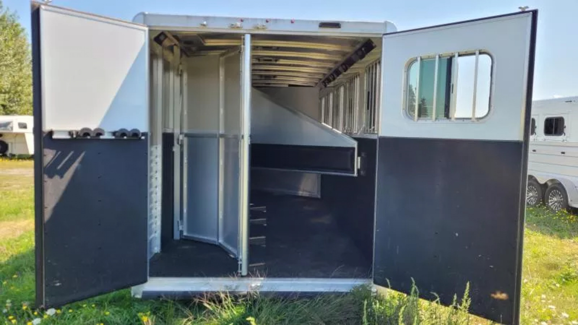 Used Price Reduced! 2021 Exiss 7500 - 5 Horse Aluminum Trailer - Rear Tack - Stud Divider - Easy Care hoof grip flooring - Large Dressing room