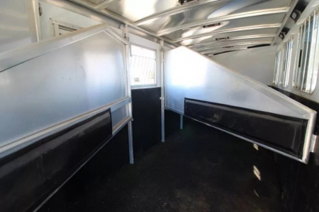 Used Price Reduced! 2021 Exiss 7500 - 5 Horse Aluminum Trailer - Rear Tack - Stud Divider - Easy Care hoof grip flooring - Large Dressing room