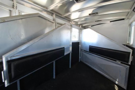 Used Price Reduced! 2021 Exiss 7500 - 5 Horse Aluminum Trailer - Rear Tack - Stud Divider - Easy Care hoof grip flooring - Large Dressing room