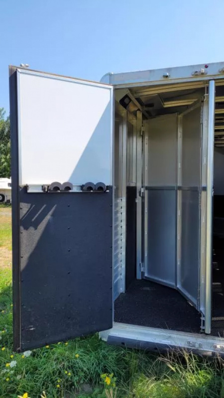 Used Price Reduced! 2021 Exiss 7500 - 5 Horse Aluminum Trailer - Rear Tack - Stud Divider - Easy Care hoof grip flooring - Large Dressing room