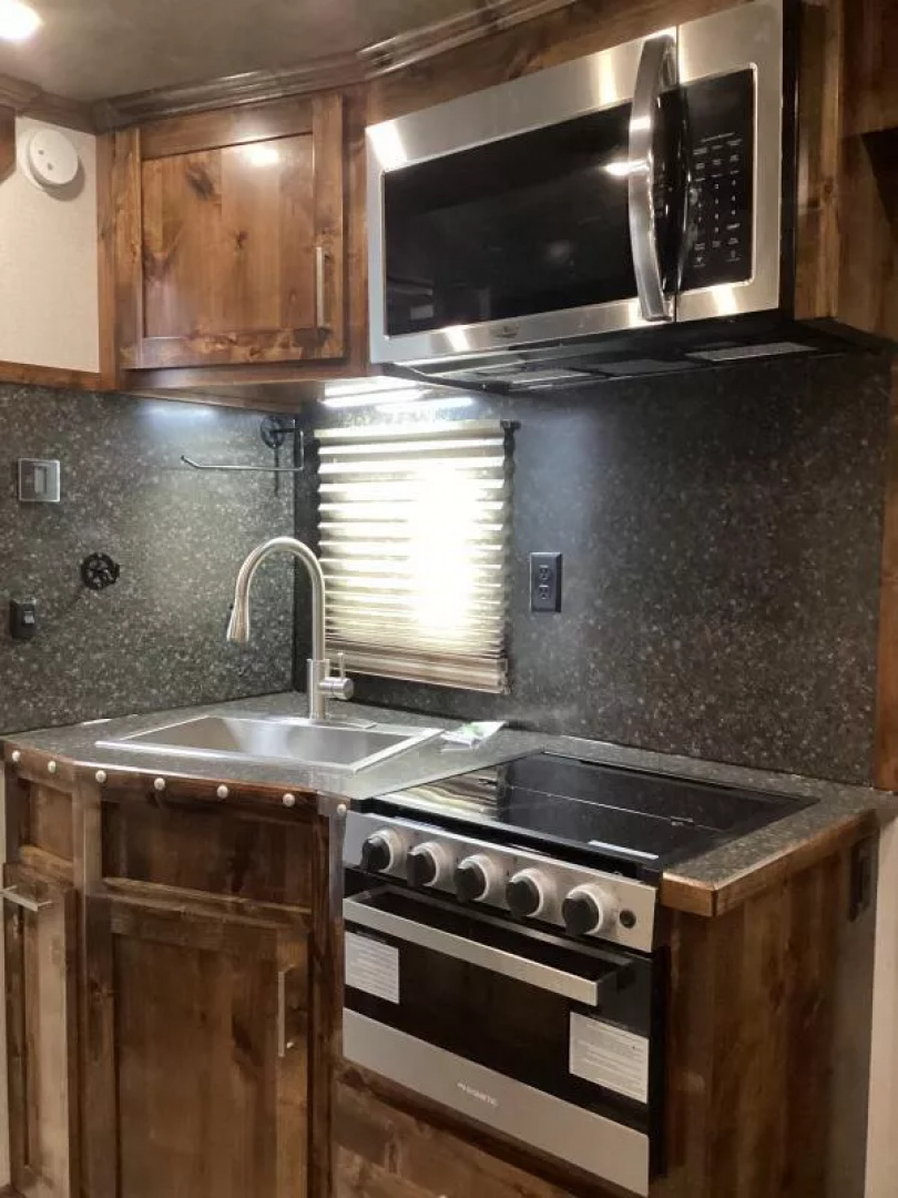 New 2026 Trails West Sierra 15x19 Horse Trailer w/Slide- Haypod & Ladder- Escape Door- Stud Divider-Mangers