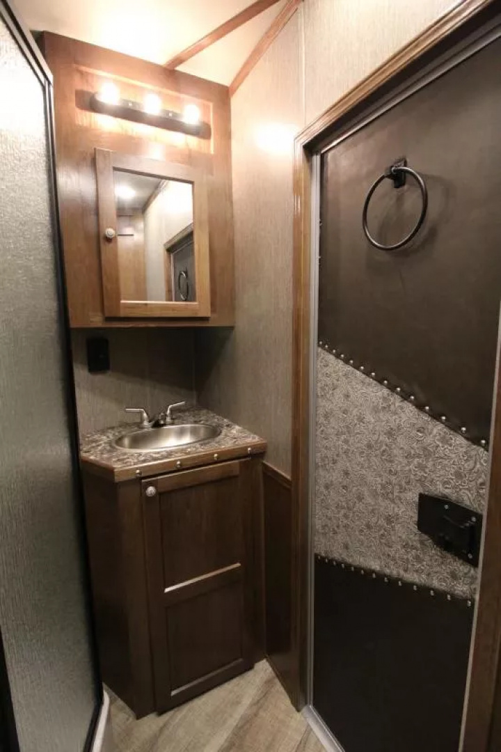 New PRICE REDUCED $5000 2026 SMC Patriot 8313SSR 3 Horse w/Slide-13ft SW 8'TALL 8'W-ALL REAL WOOD INT.-LOADED-SOFA & DINETTE-All Aluminum